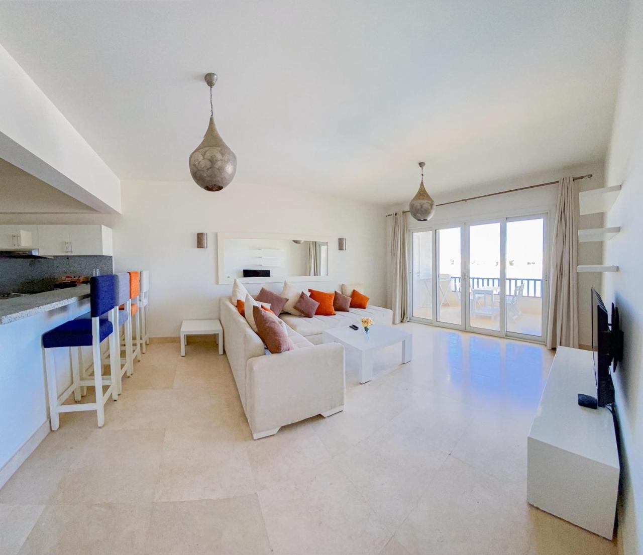 Nayah Stays, Joubal Lagoons flowery apartment