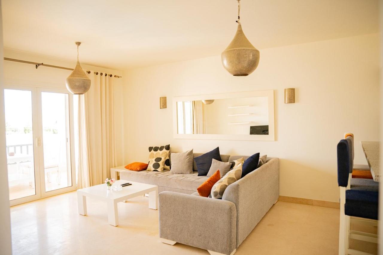 Nayah Stays, Joubal Lagoons flowery apartment