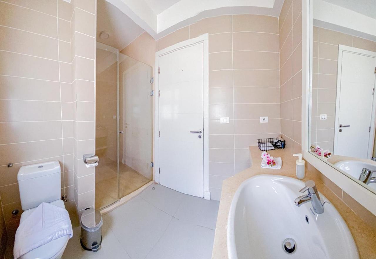 Nayah Stays, Joubal Lagoons flowery apartment