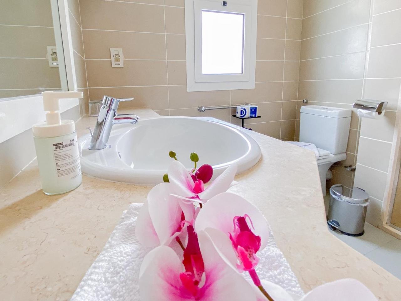 Nayah Stays, Joubal Lagoons flowery apartment