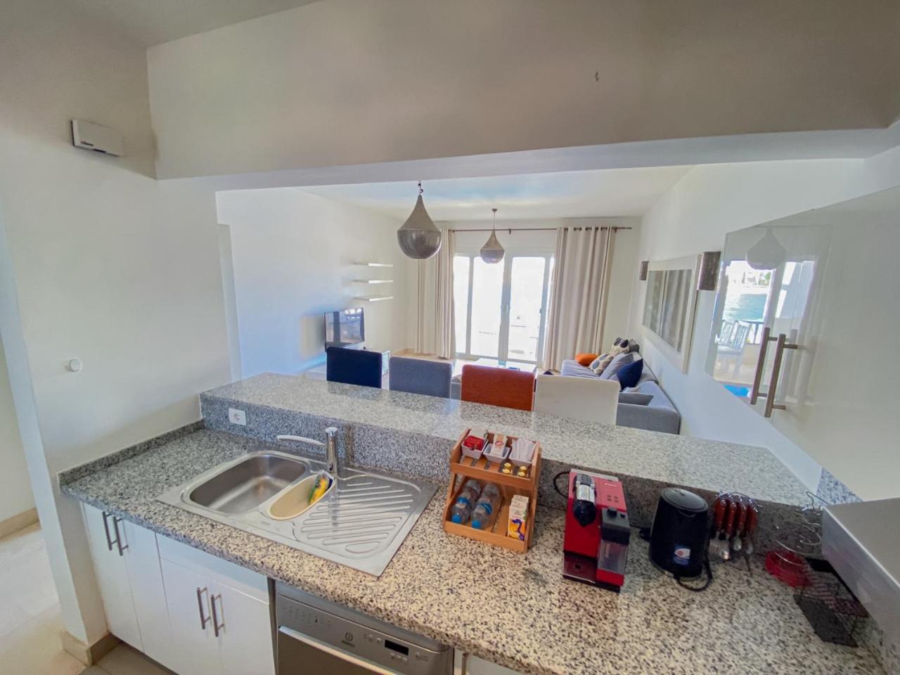 Nayah Stays, Joubal Lagoons flowery apartment