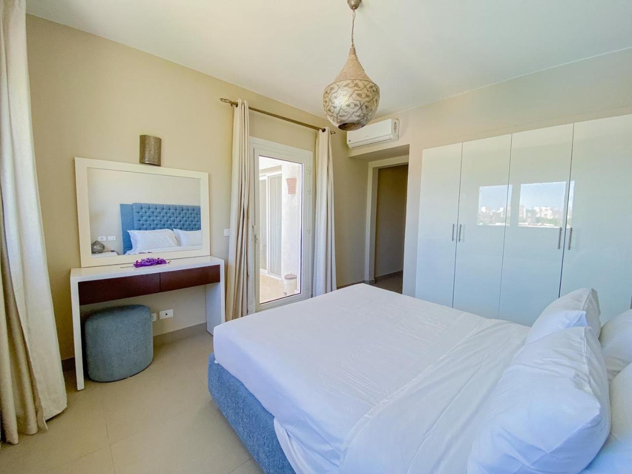 Nayah Stays, Joubal Lagoons flowery apartment