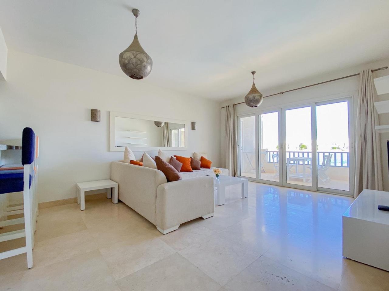 Nayah Stays, Joubal Lagoons flowery apartment