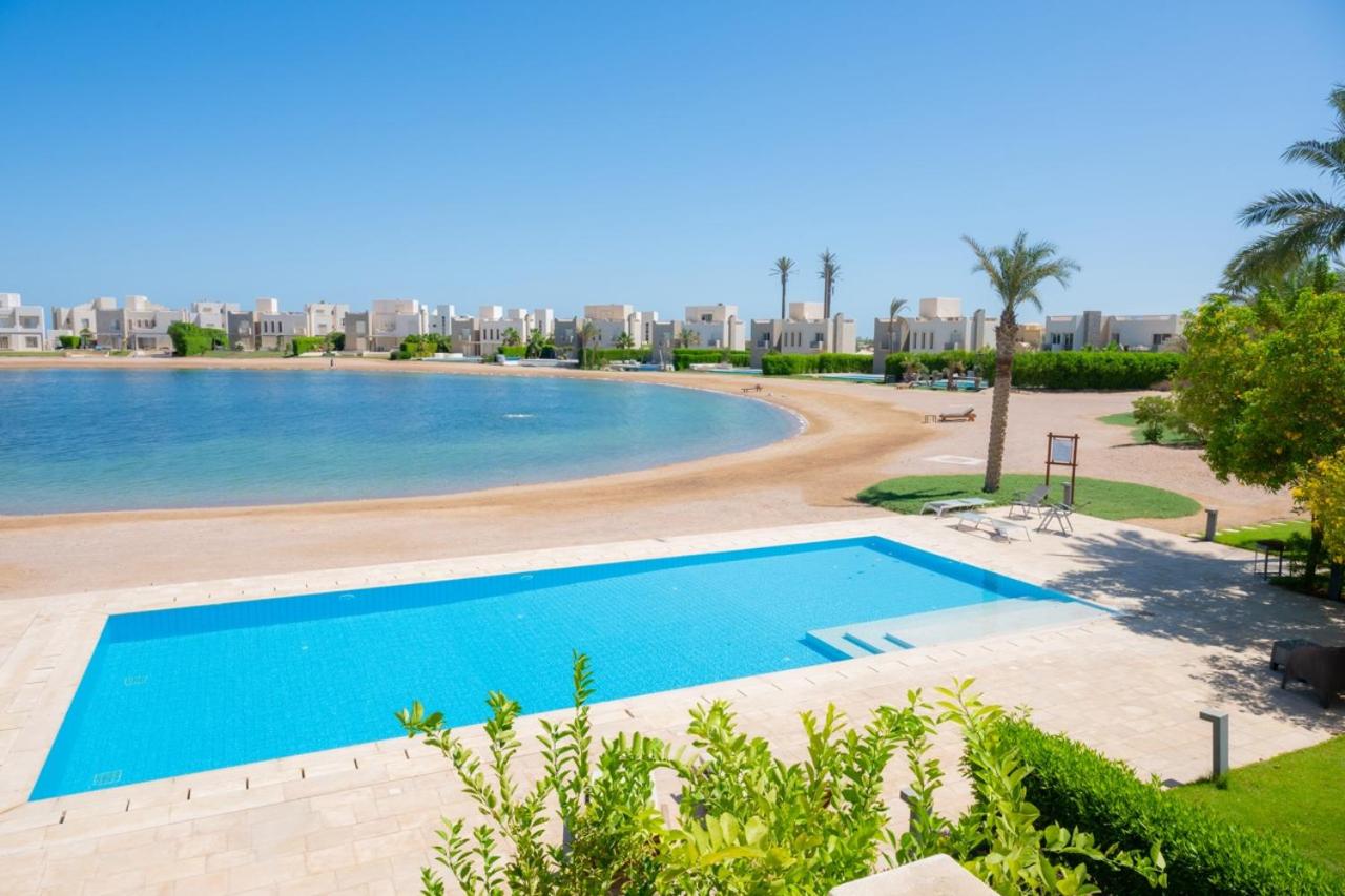 Nayah Stays, Joubal Lagoons flowery apartment