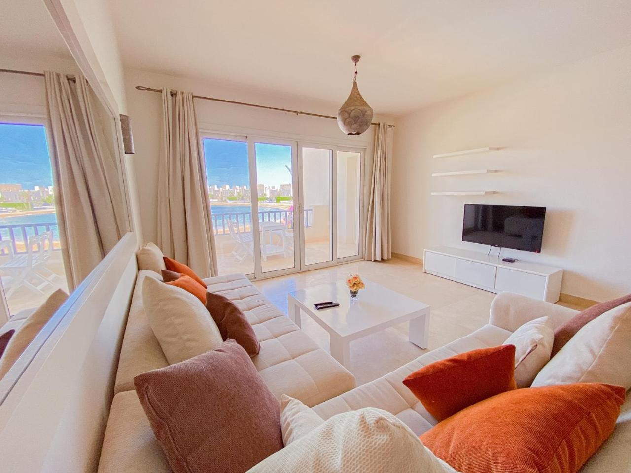 Nayah Stays, Joubal Lagoons flowery apartment