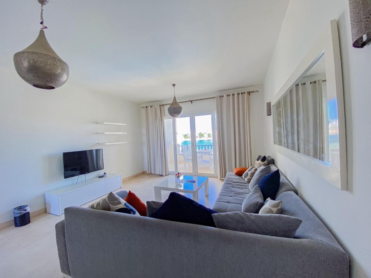 Nayah Stays, Joubal Lagoons flowery apartment