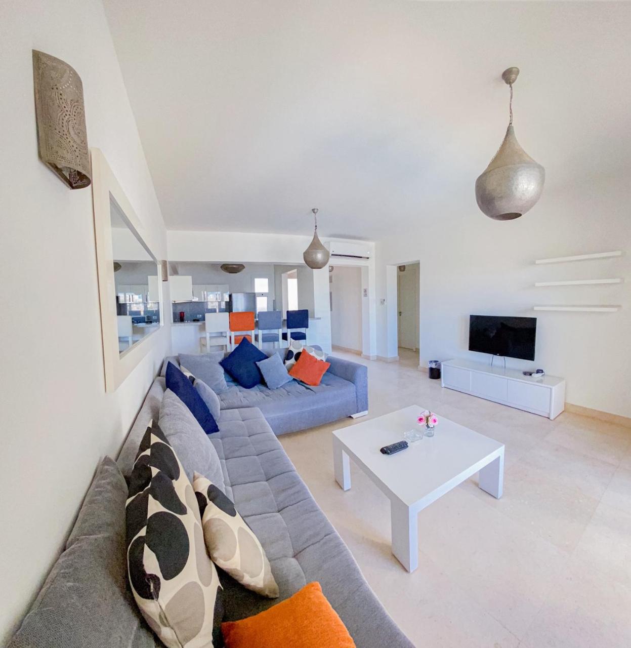 Nayah Stays, Joubal Lagoons flowery apartment