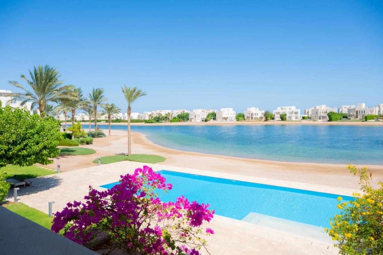 Nayah Stays, Joubal Lagoons flowery apartment