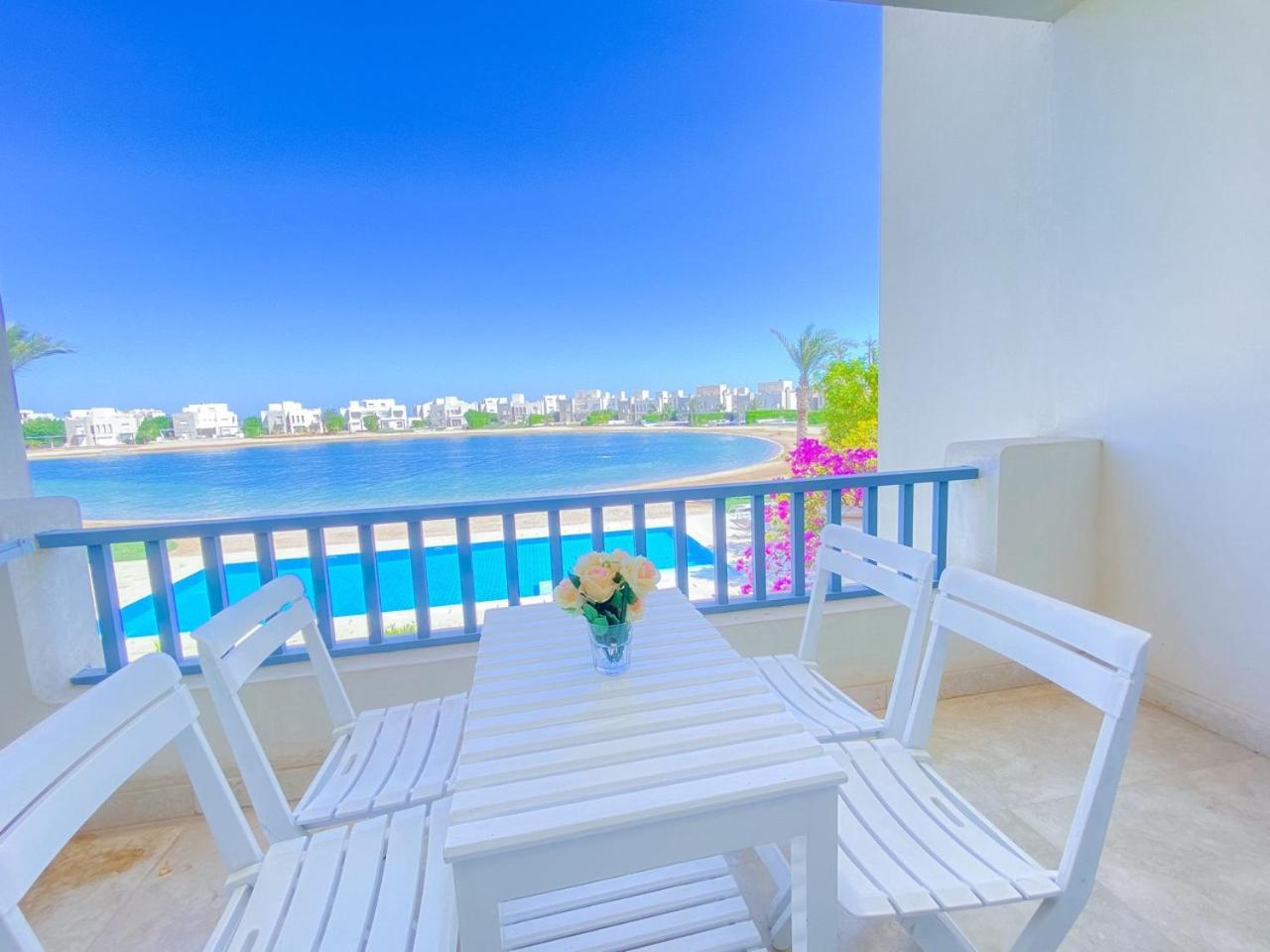Nayah Stays, Joubal Lagoons flowery apartment