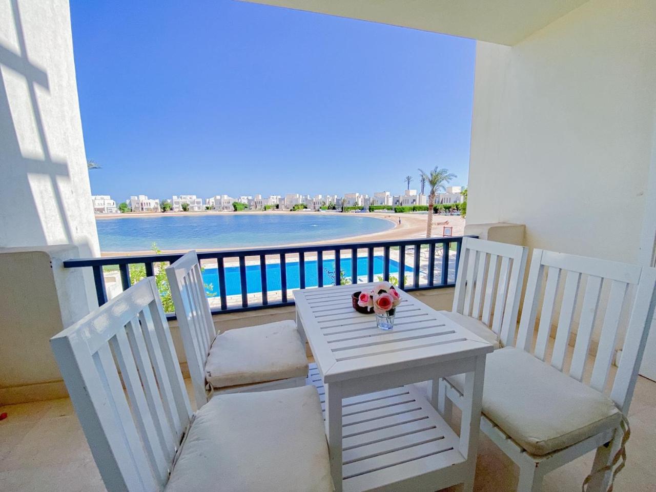 Nayah Stays, Joubal Lagoons flowery apartment