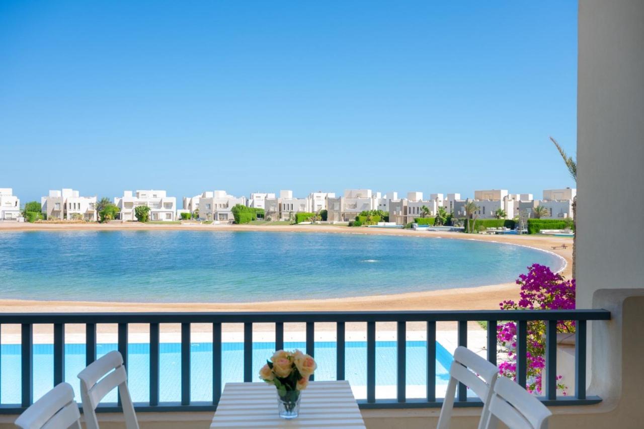 Nayah Stays, Joubal Lagoons flowery apartment