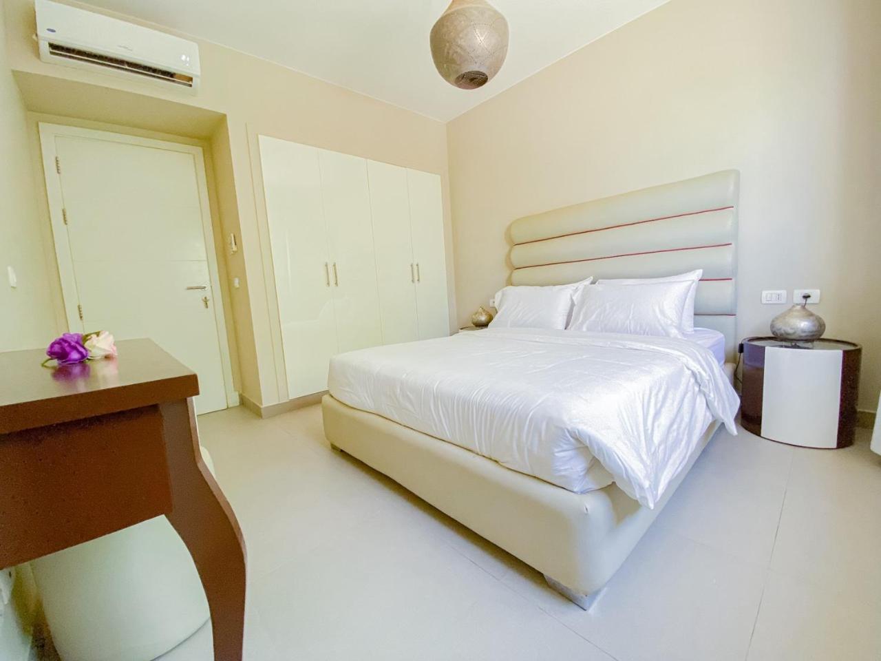 Nayah Stays, Joubal Lagoons flowery apartment