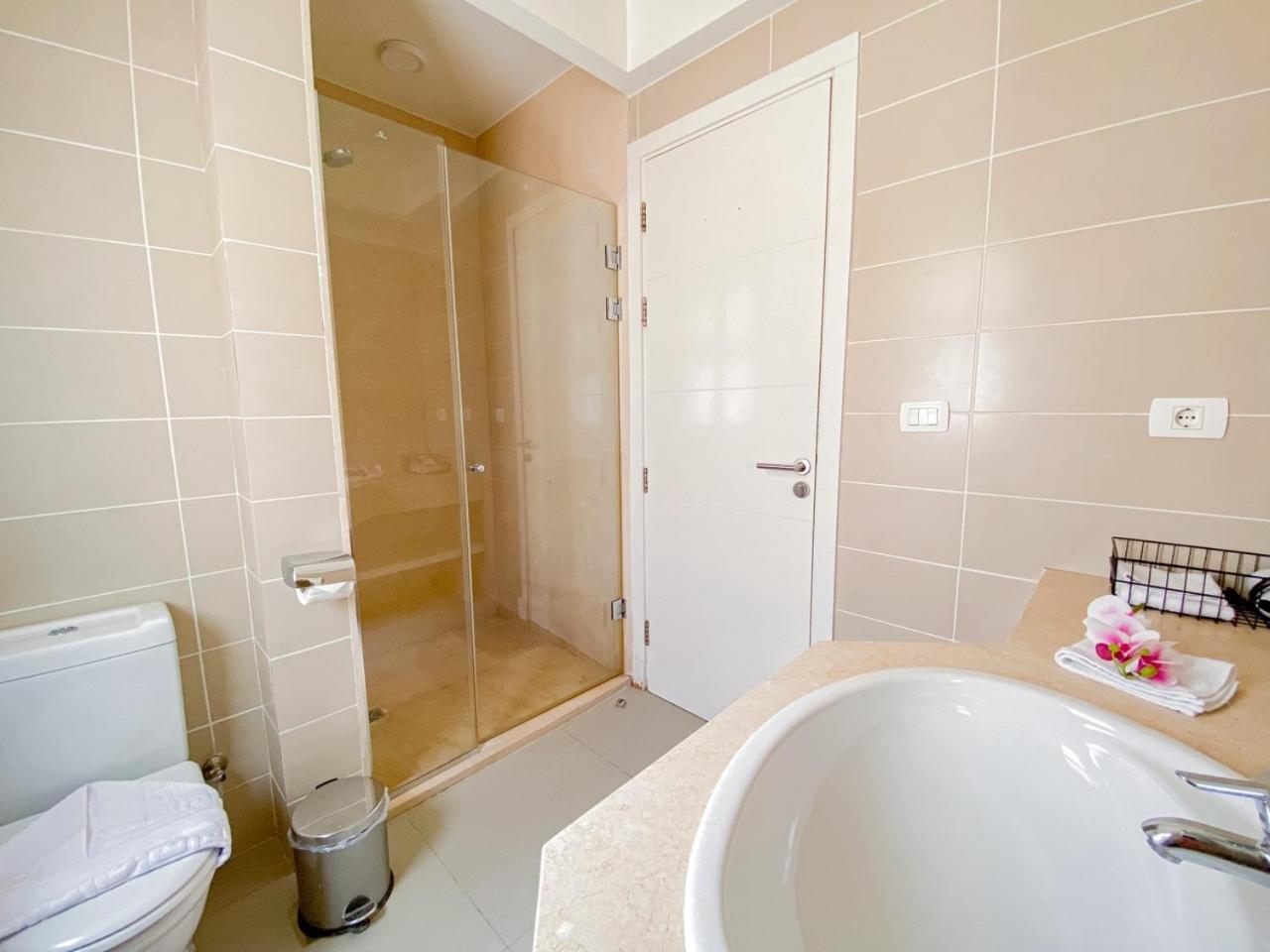 Nayah Stays, Joubal Lagoons flowery apartment