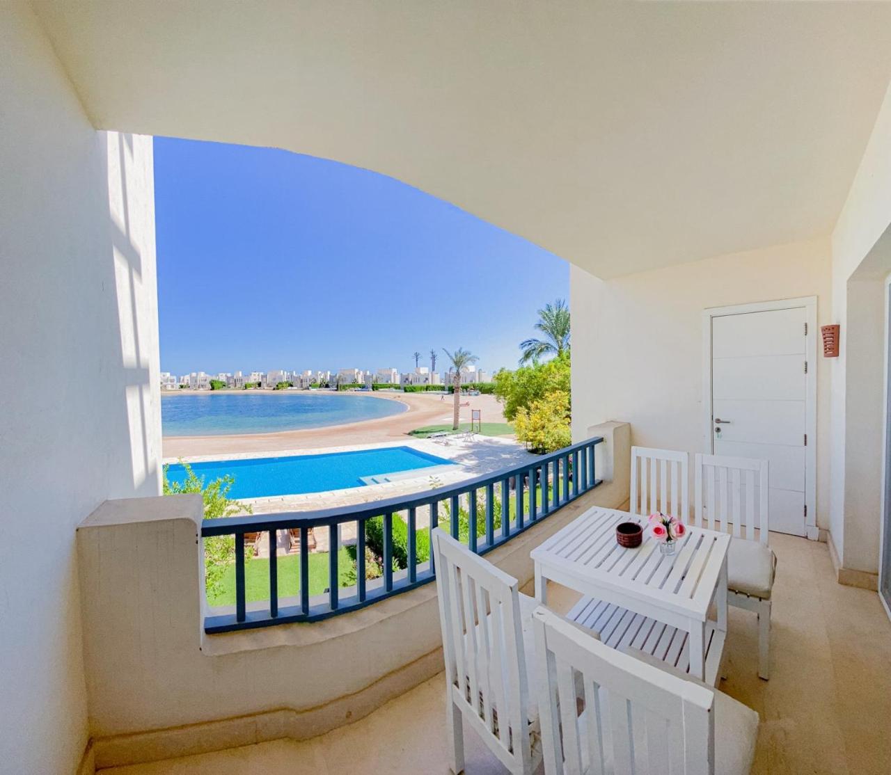 Nayah Stays, Joubal Lagoons flowery apartment