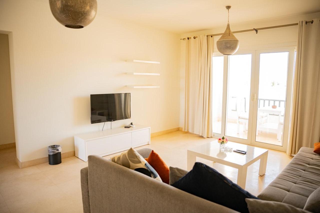Nayah Stays, Joubal Lagoons flowery apartment