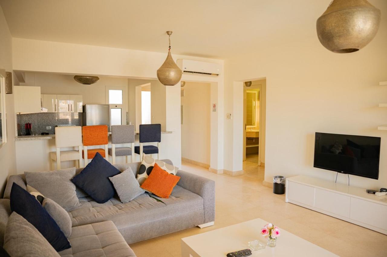 Nayah Stays, Joubal Lagoons flowery apartment