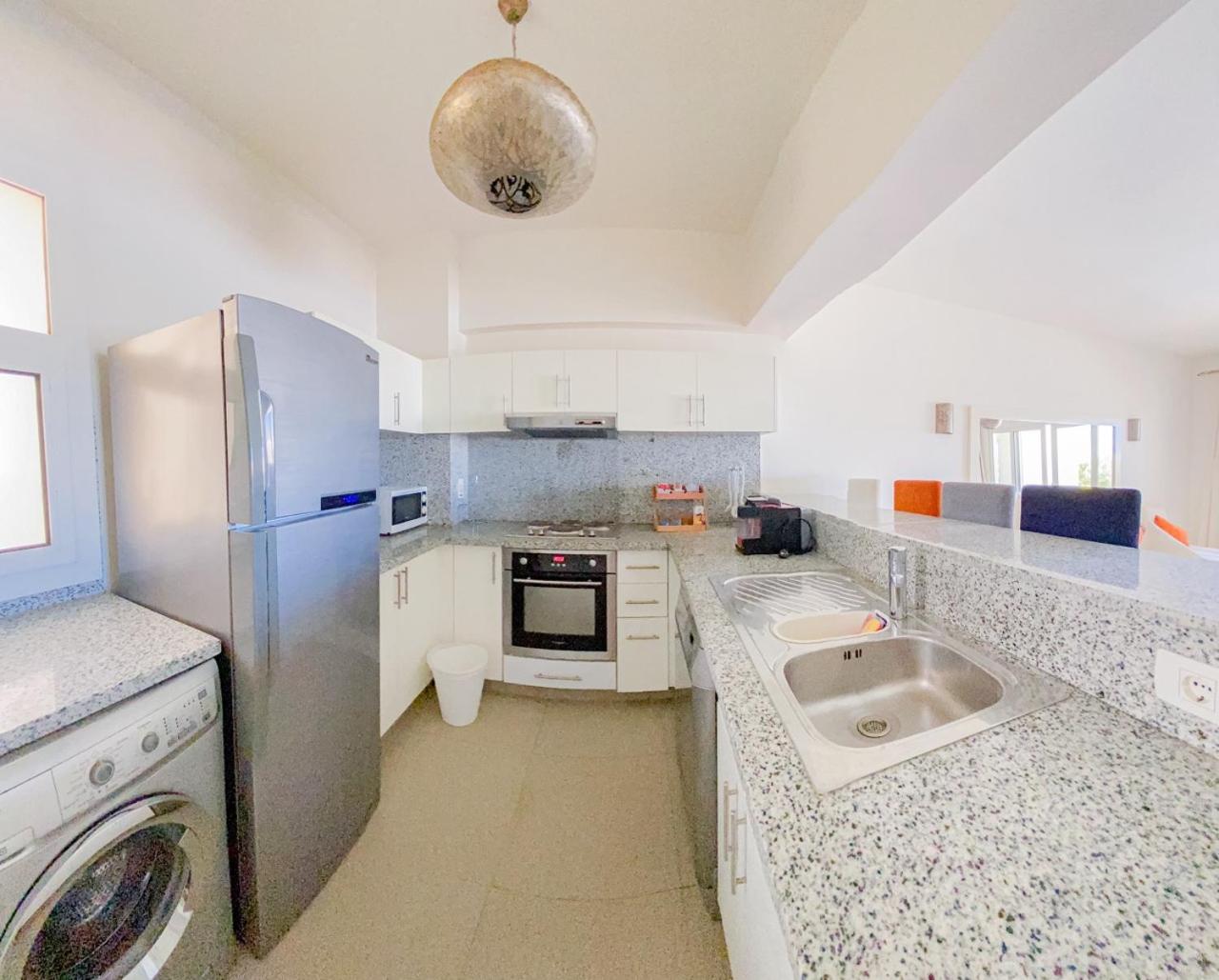 Nayah Stays, Joubal Lagoons flowery apartment