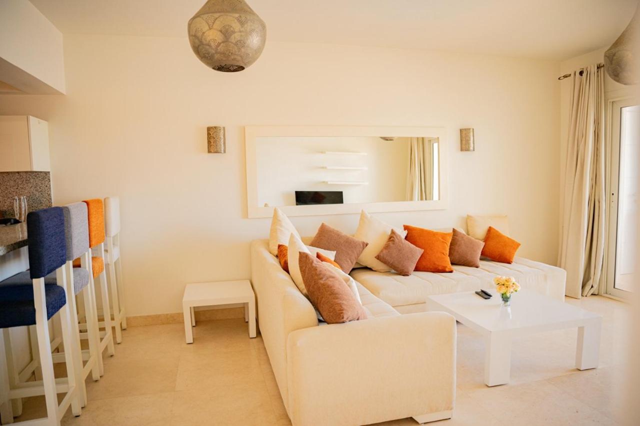 Nayah Stays, Joubal Lagoons flowery apartment