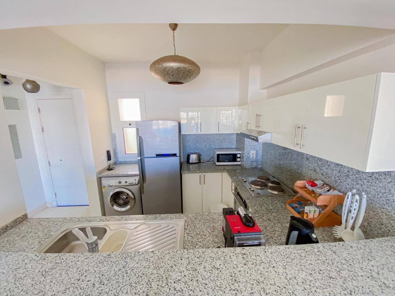 Nayah Stays, Joubal Lagoons flowery apartment