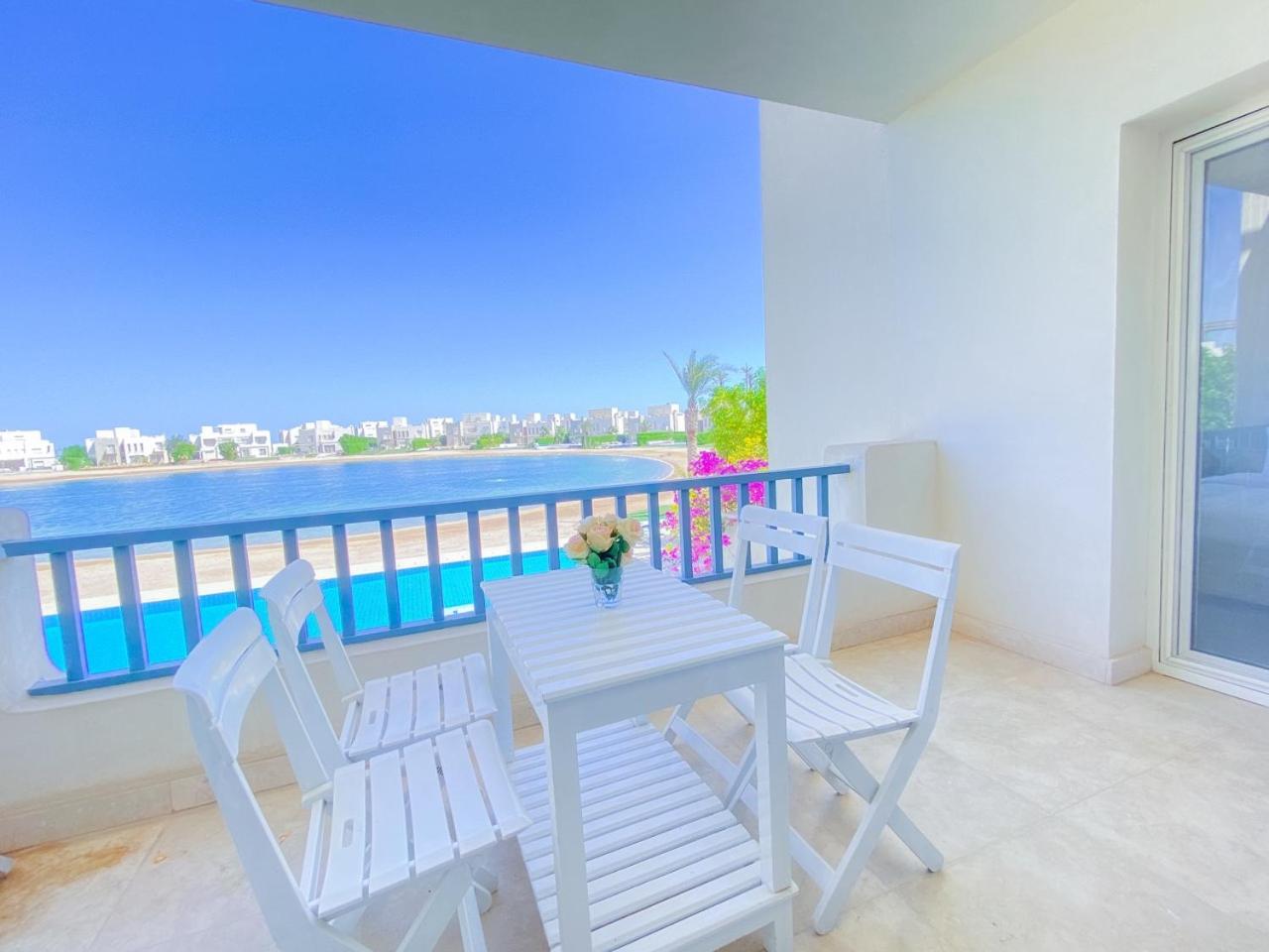 Nayah Stays, Joubal Lagoons flowery apartment