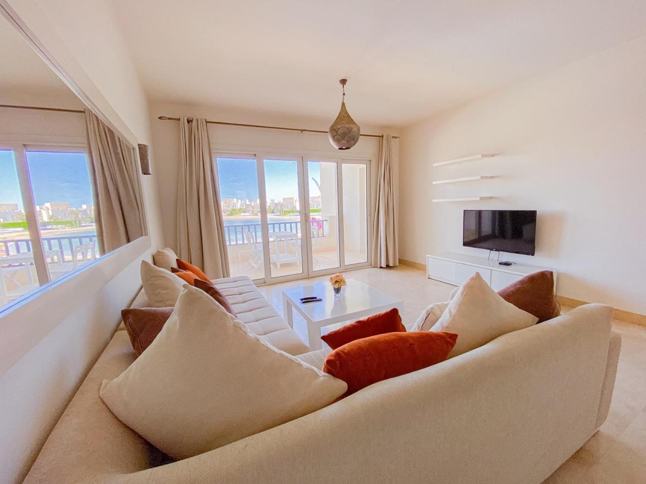 Nayah Stays, Joubal Lagoons flowery apartment