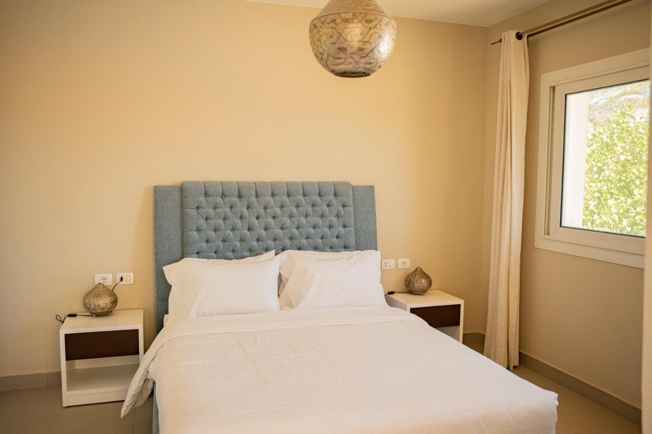 Nayah Stays, Joubal Lagoons flowery apartment