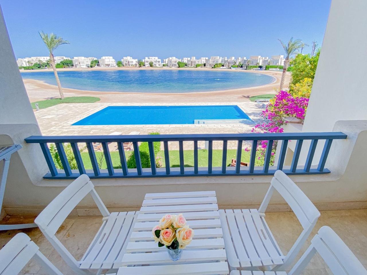 Nayah Stays, Joubal Lagoons flowery apartment