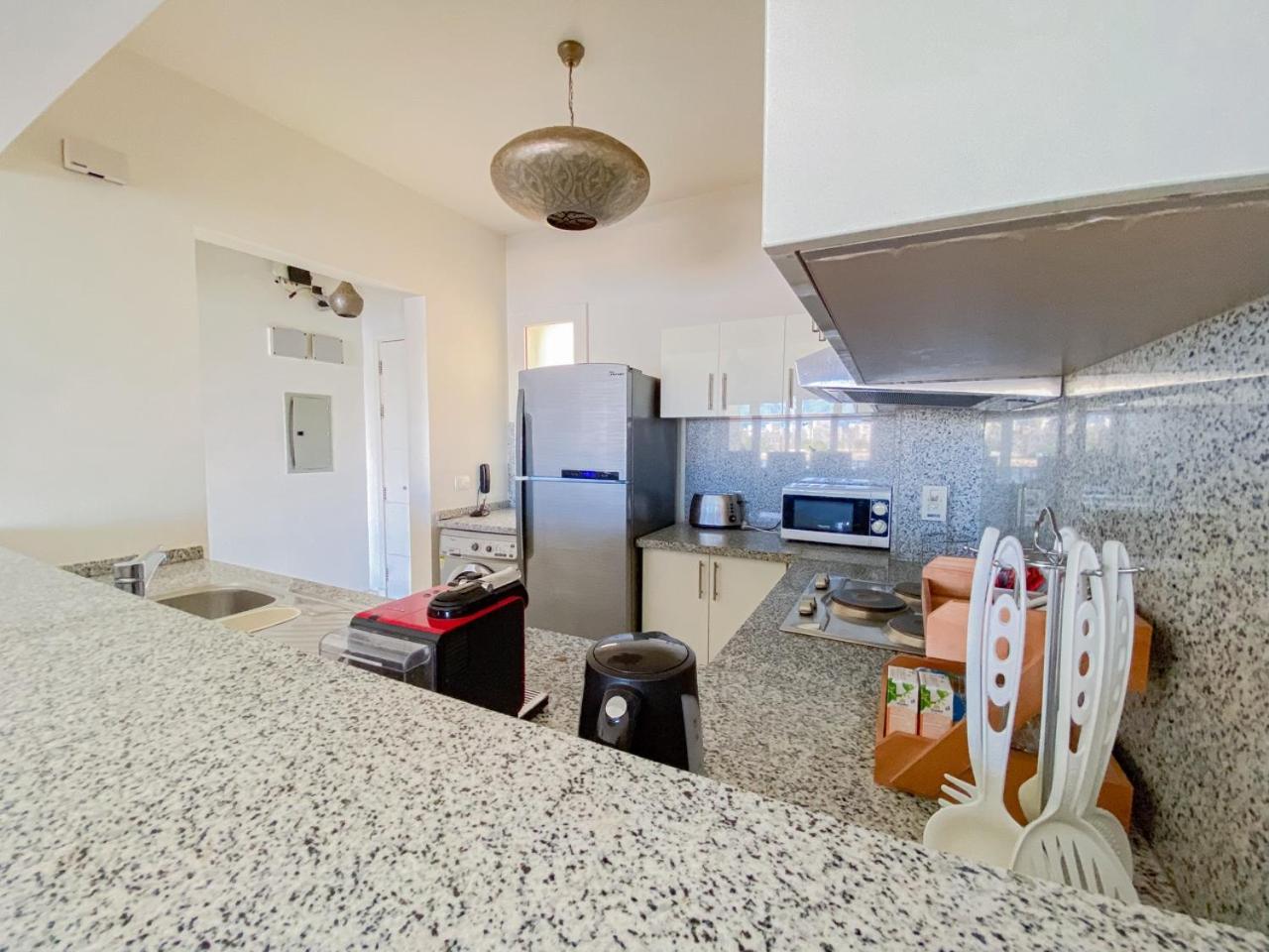 Nayah Stays, Joubal Lagoons flowery apartment