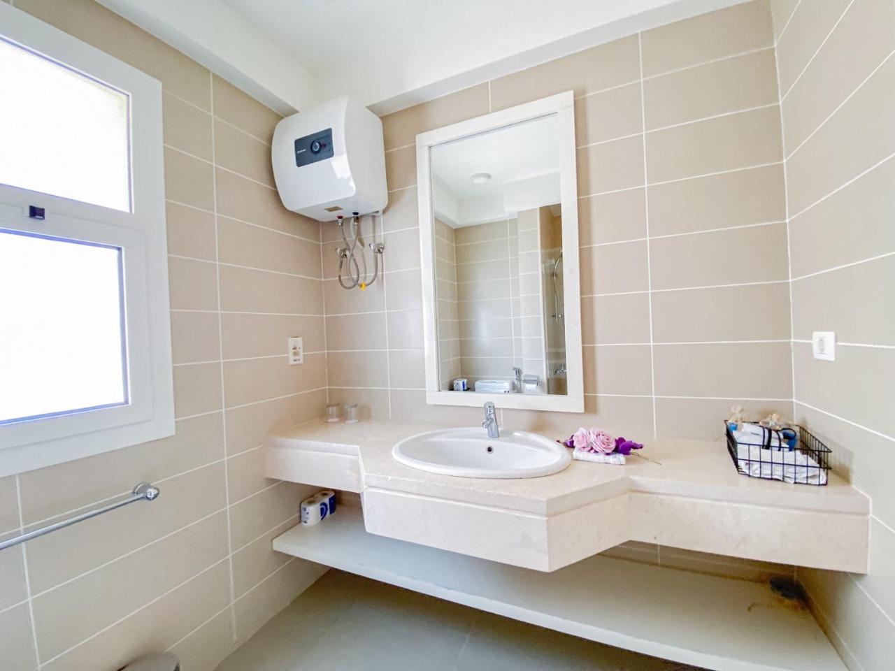 Nayah Stays, Joubal Lagoons flowery apartment
