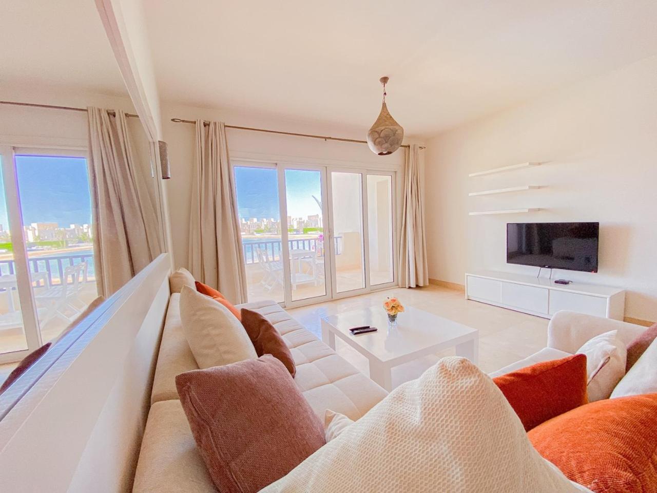 Nayah Stays, Joubal Lagoons flowery apartment