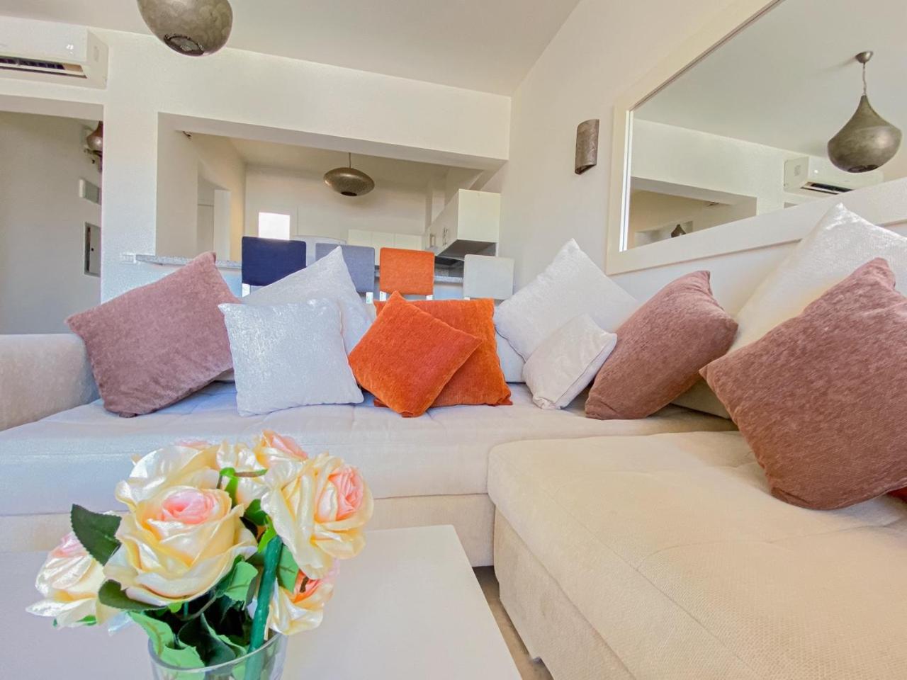 Nayah Stays, Joubal Lagoons flowery apartment