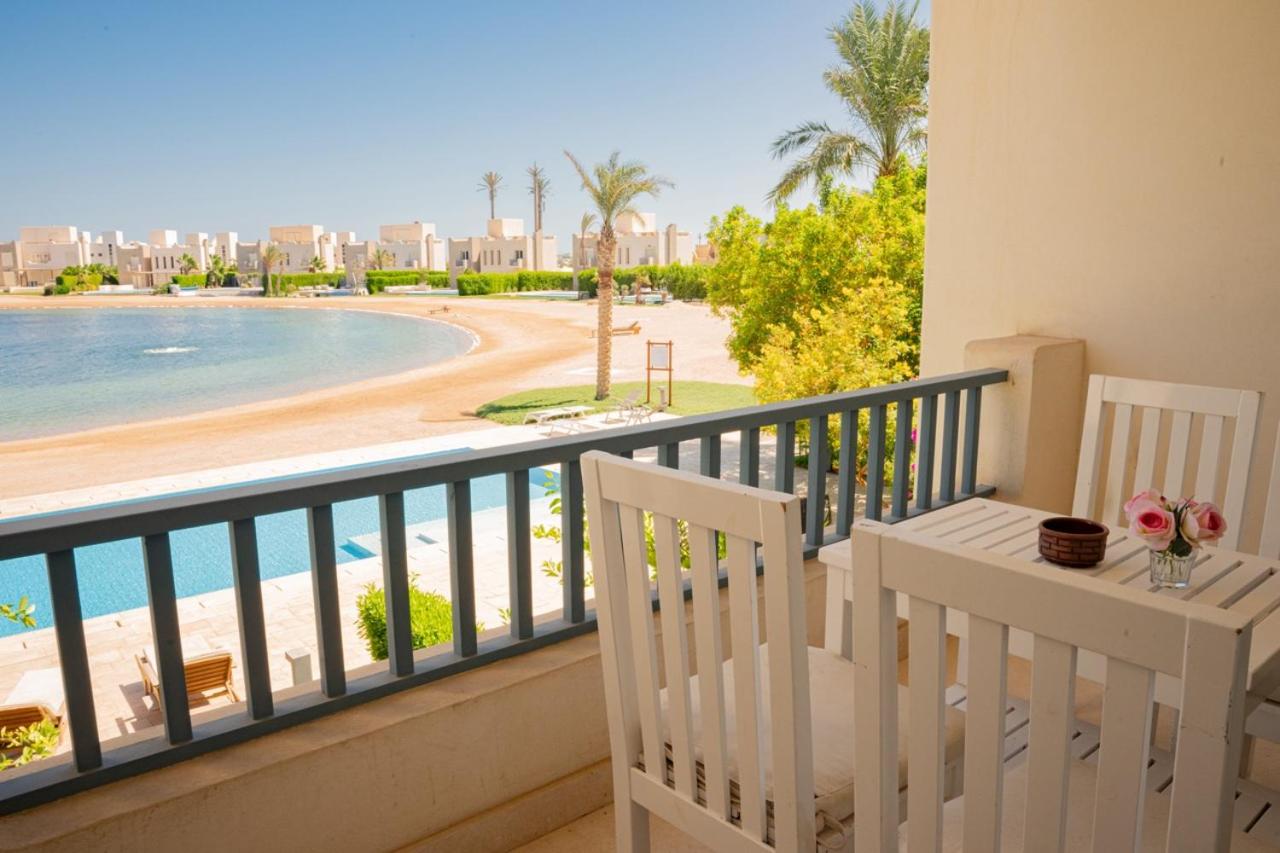 Nayah Stays, Joubal Lagoons flowery apartment