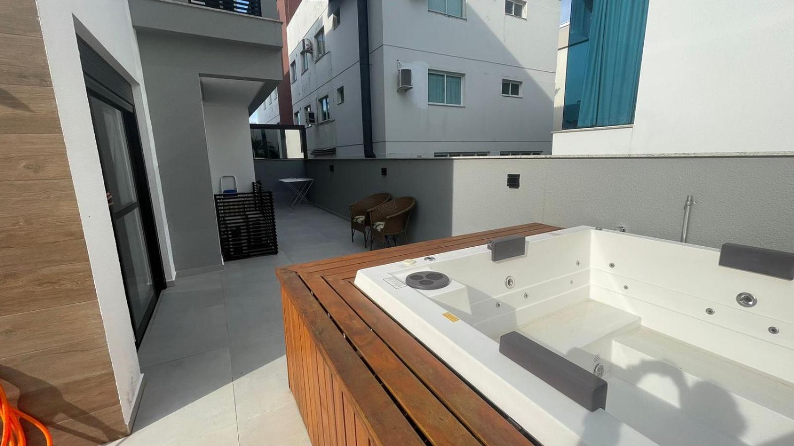 Cód 161 - Apartamento com Spa privativa a 100m do mar