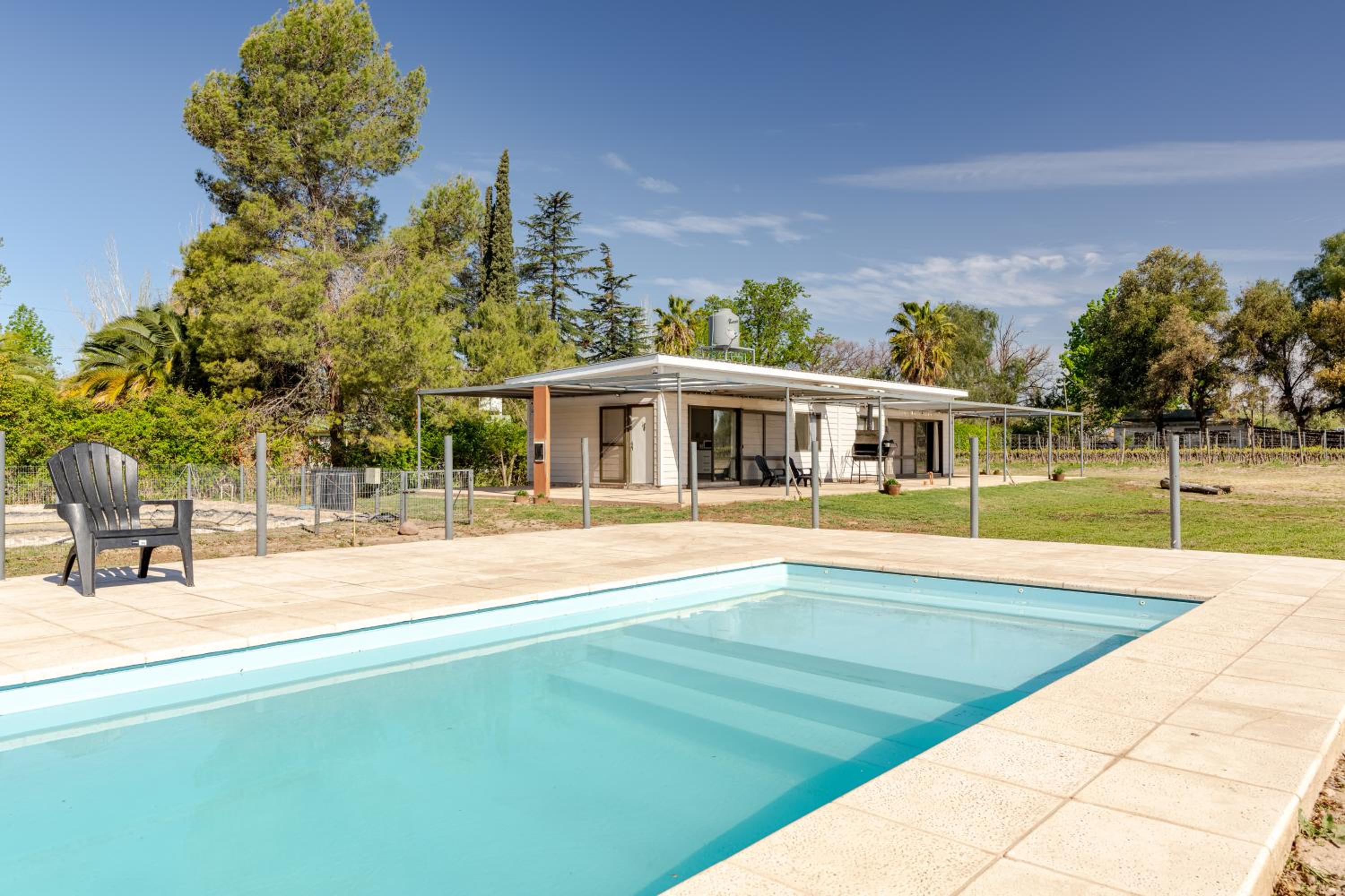 Cabaña entre Viñedos con Vista Panorámica y Piscina