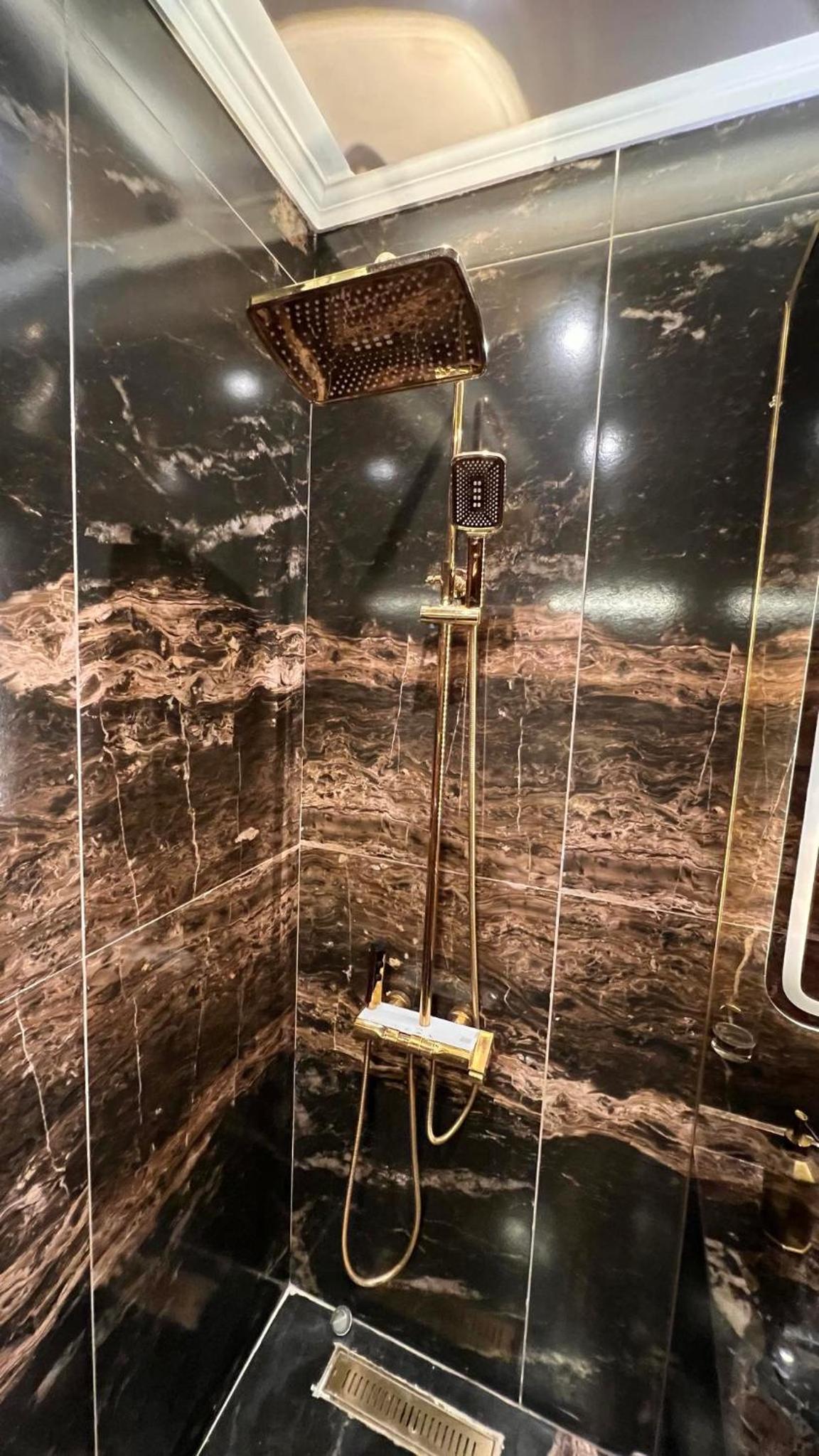Luxury Renovated 2 bedroom Apt