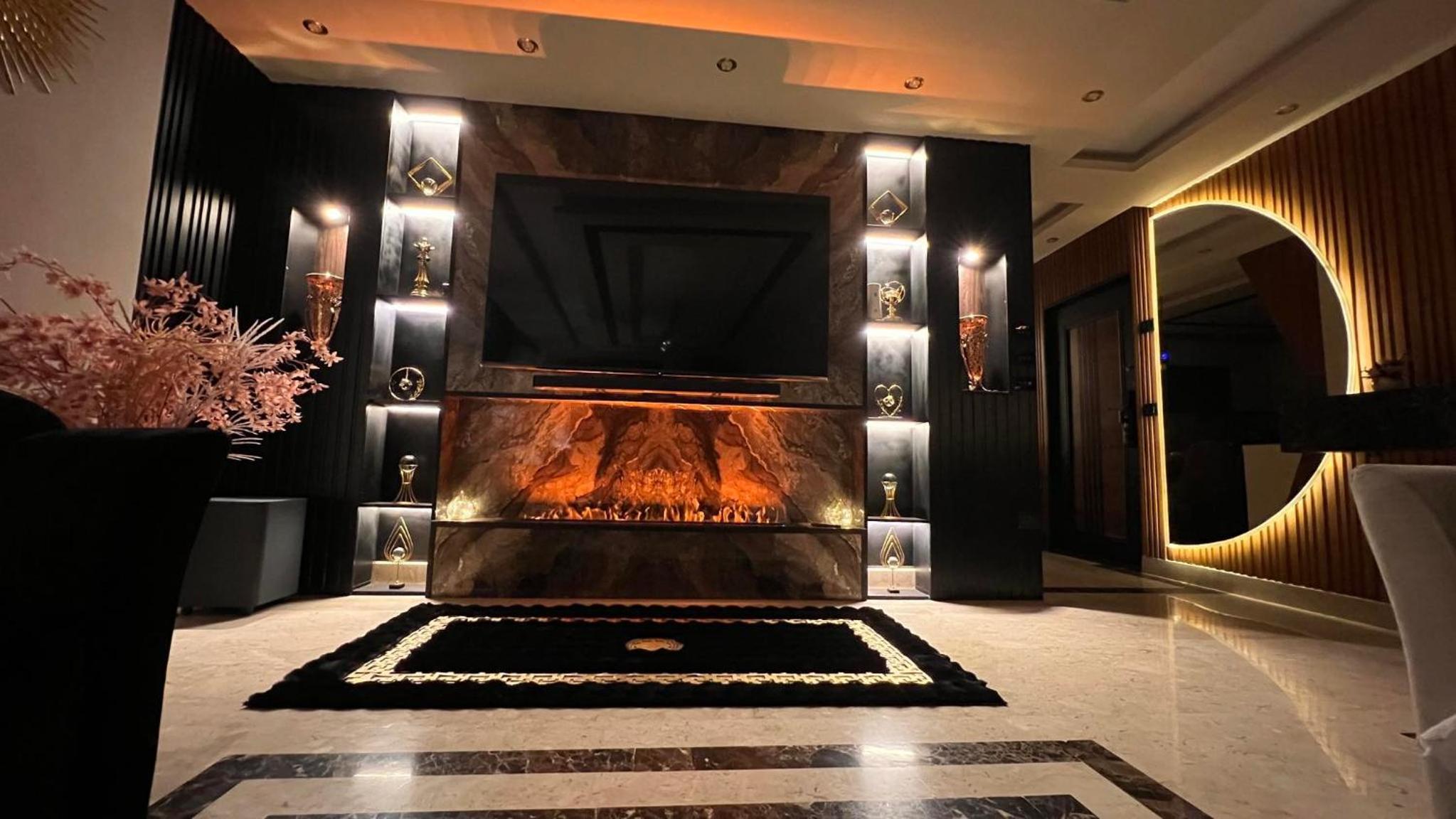 Luxury Renovated 2 bedroom Apt