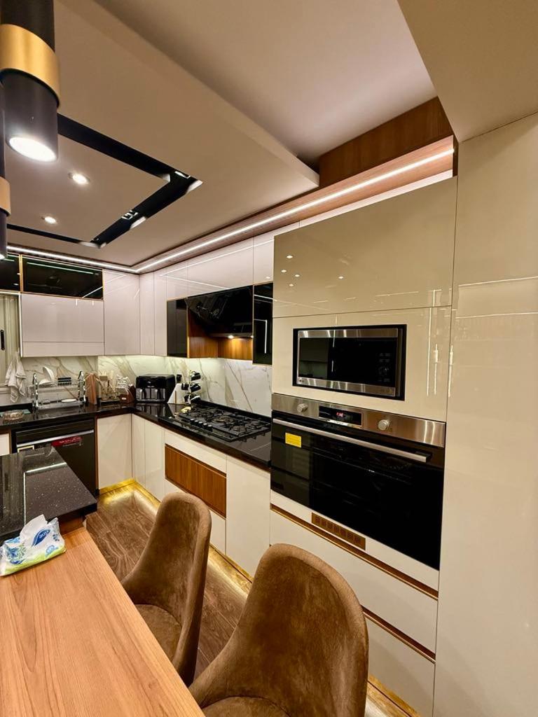 Luxury Renovated 2 bedroom Apt