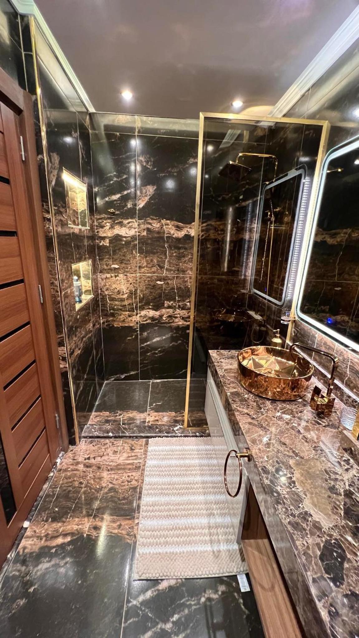 Luxury Renovated 2 bedroom Apt