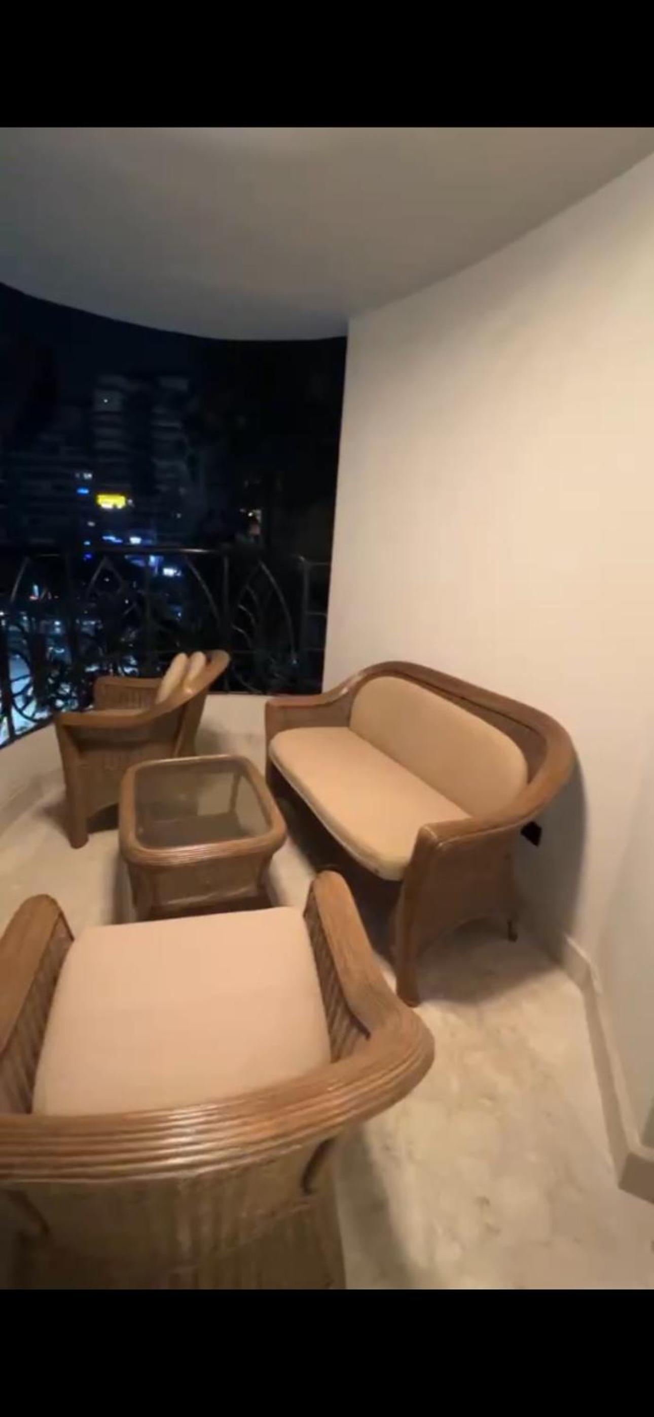 Luxury Renovated 2 bedroom Apt