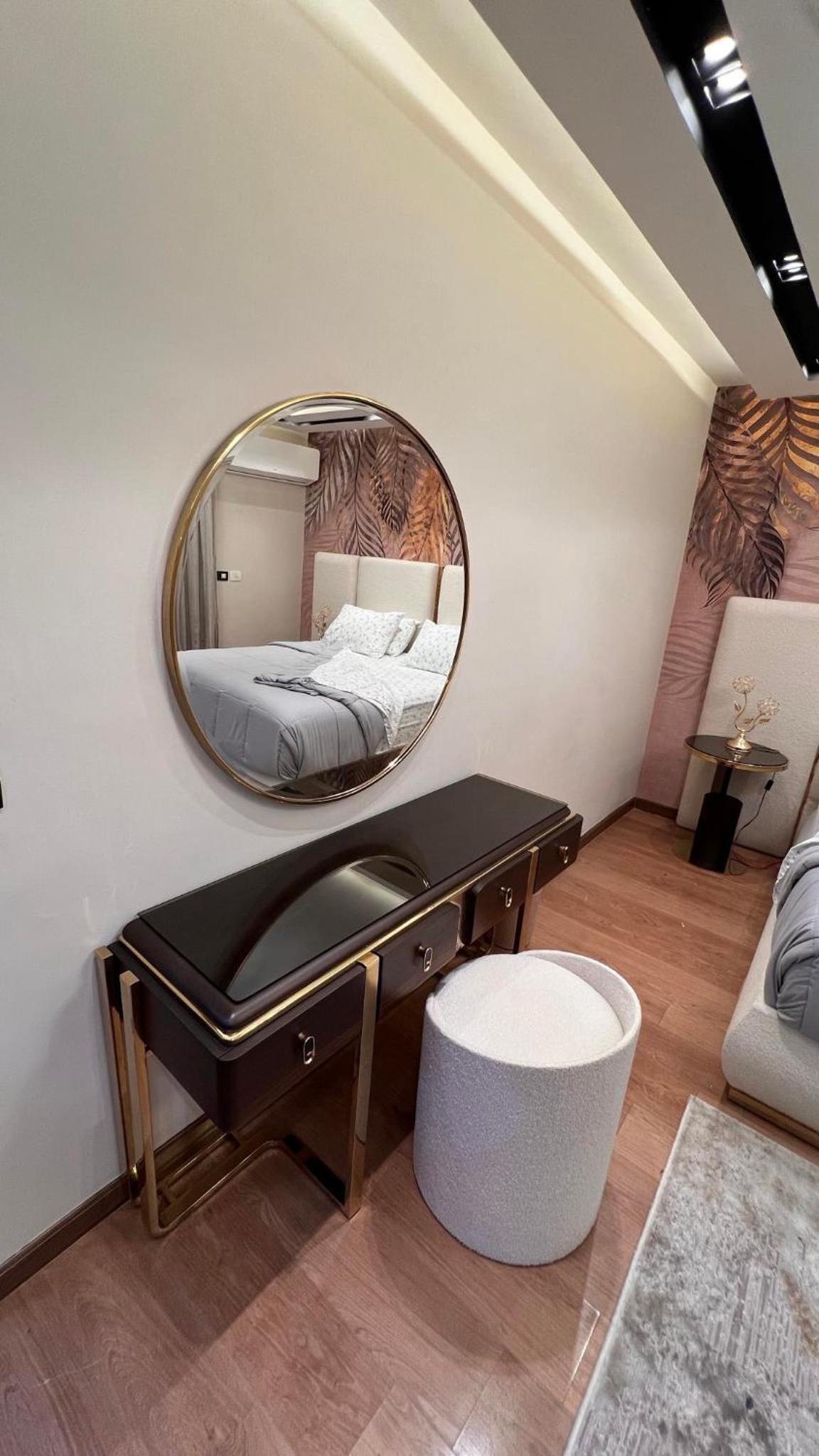 Luxury Renovated 2 bedroom Apt