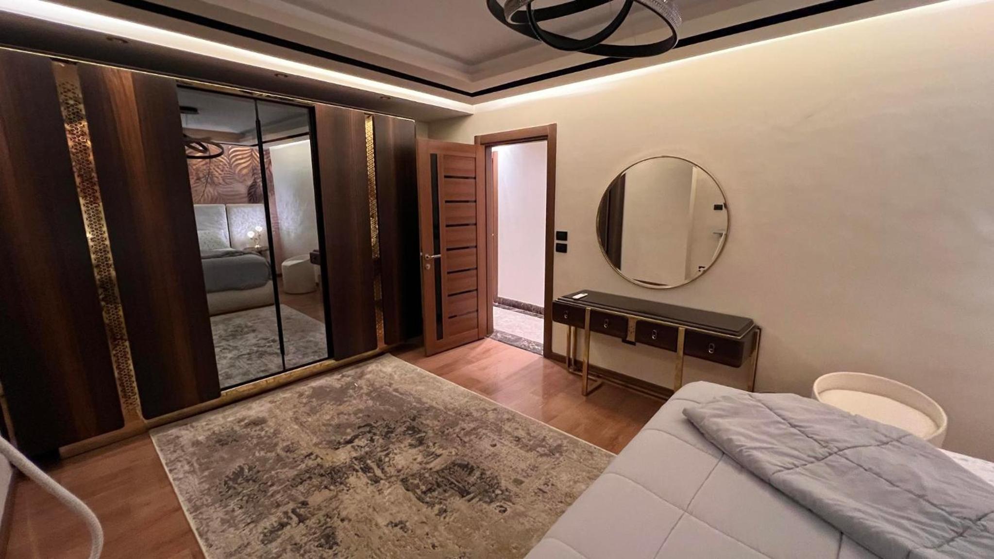 Luxury Renovated 2 bedroom Apt