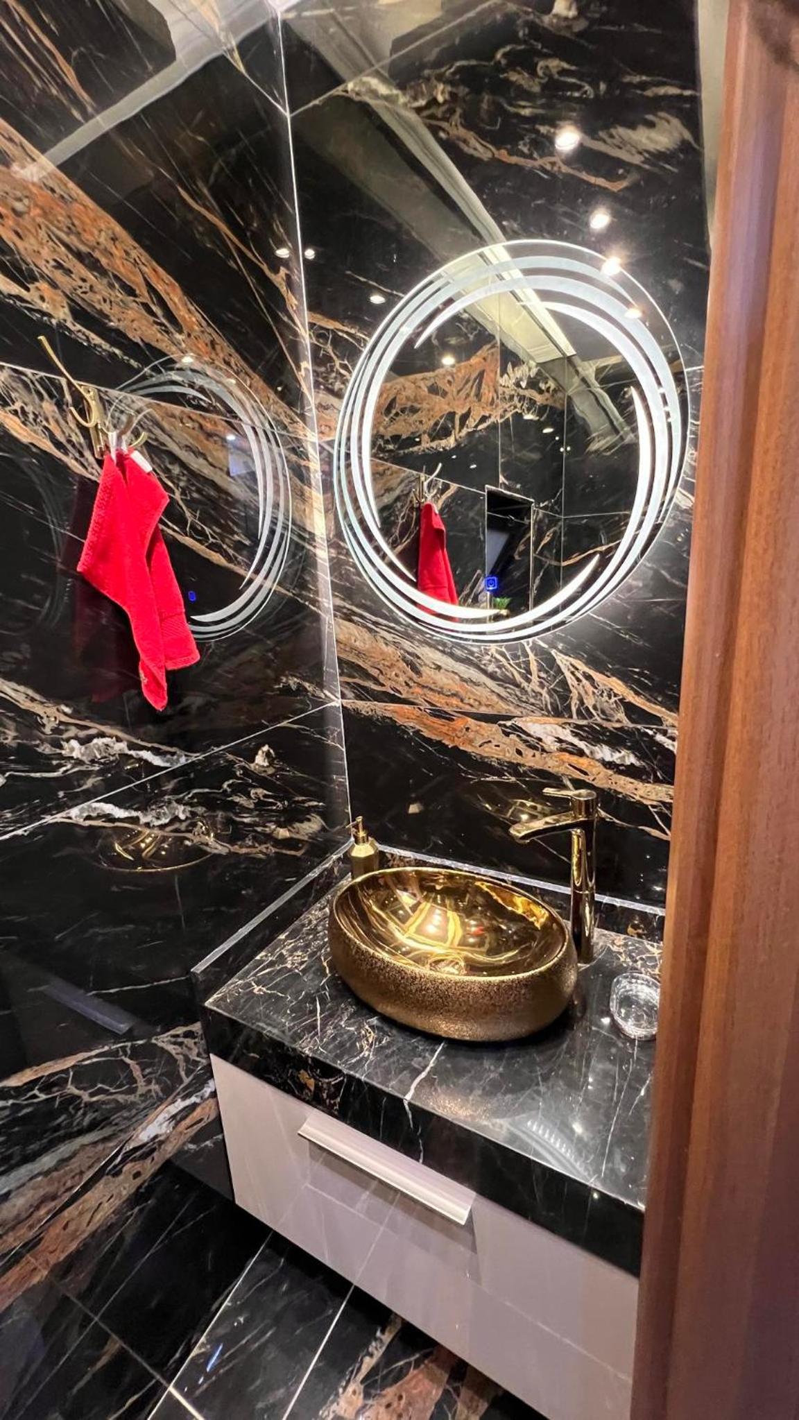 Luxury Renovated 2 bedroom Apt