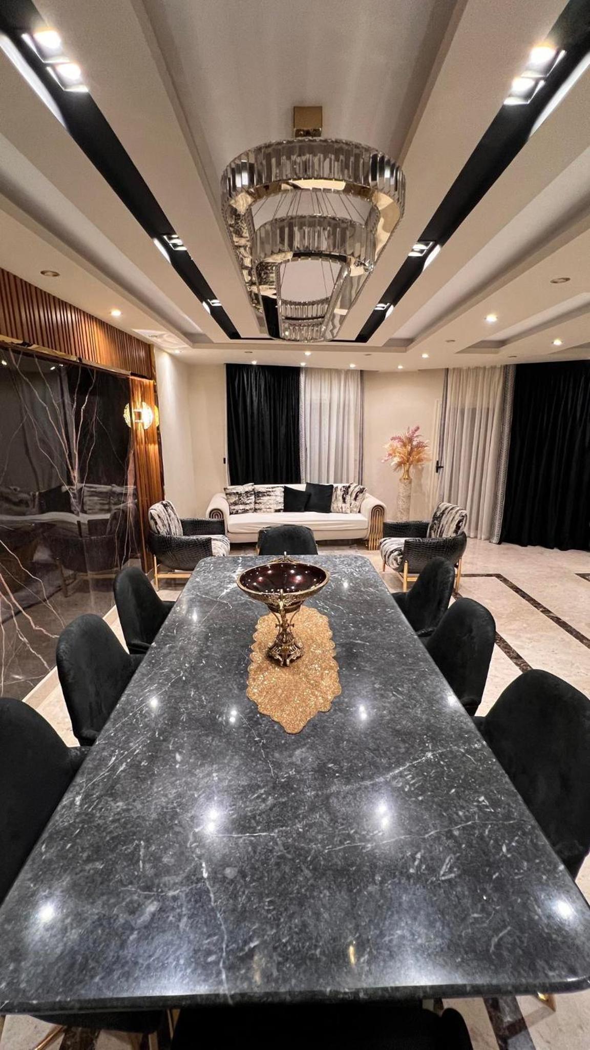 Luxury Renovated 2 bedroom Apt