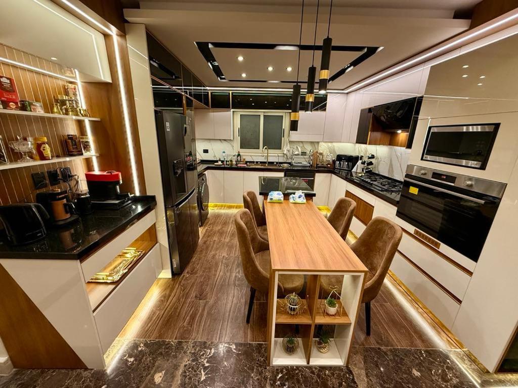 Luxury Renovated 2 bedroom Apt