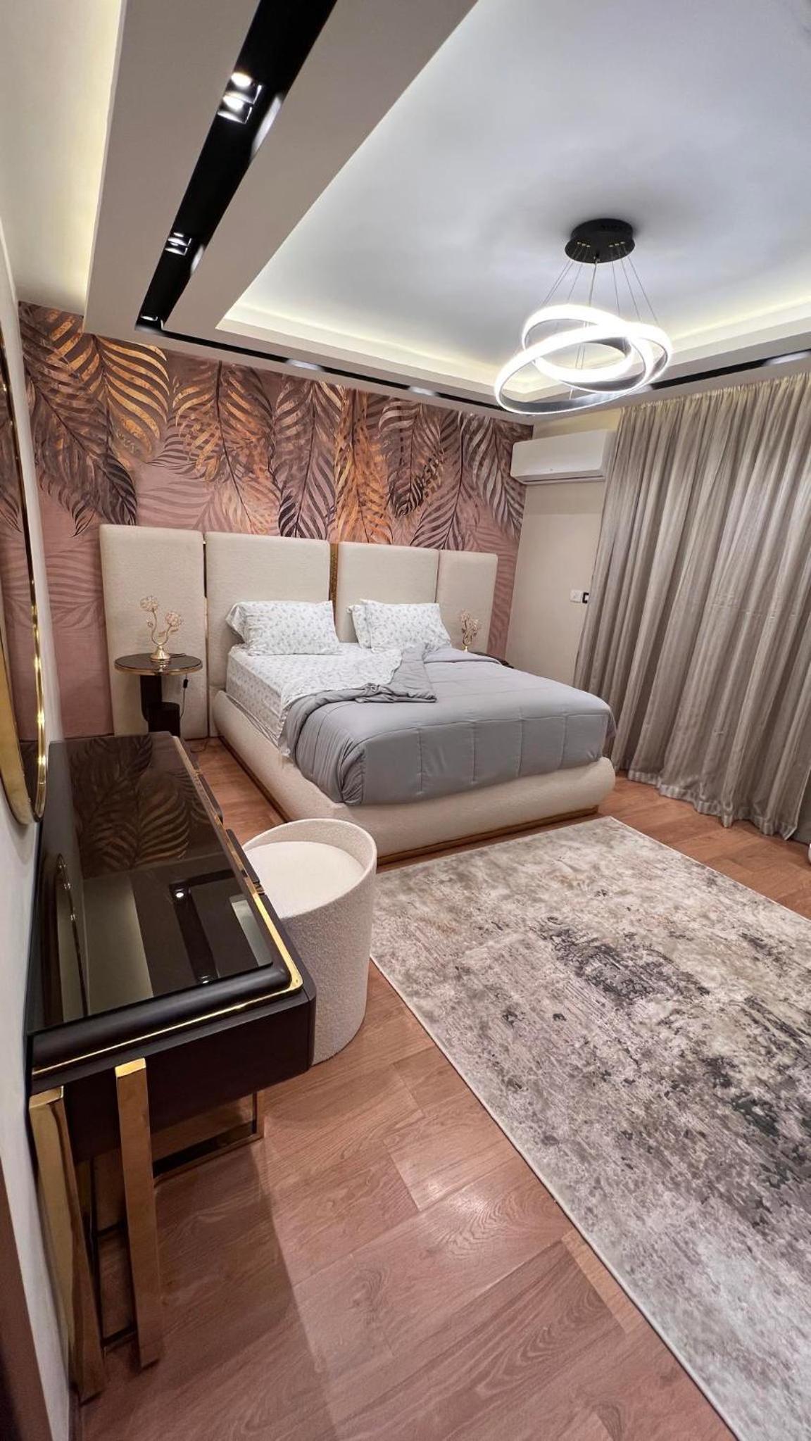 Luxury Renovated 2 bedroom Apt