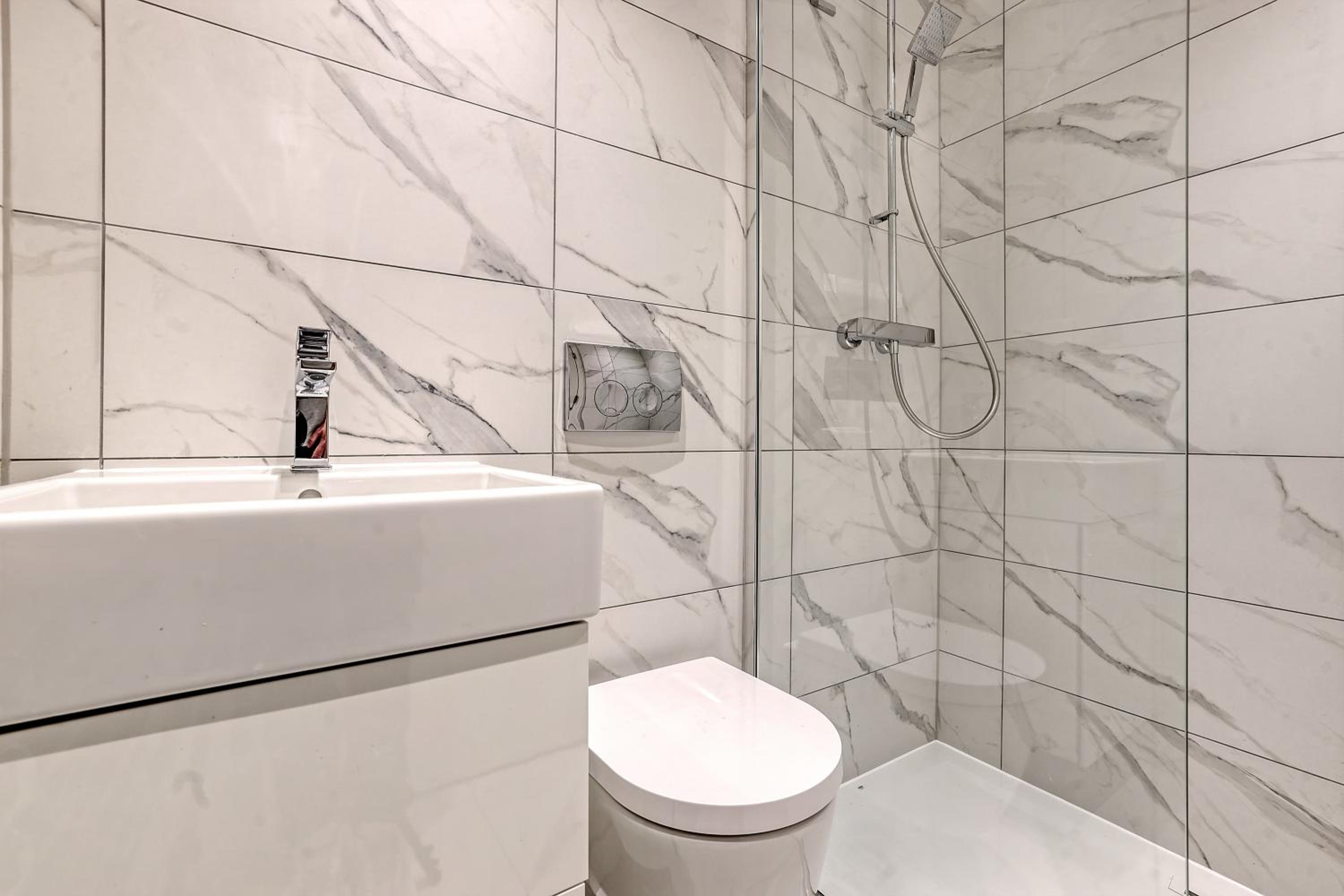 Exquisite 3BR Duplex Period Conversion, Air-con & Amenities