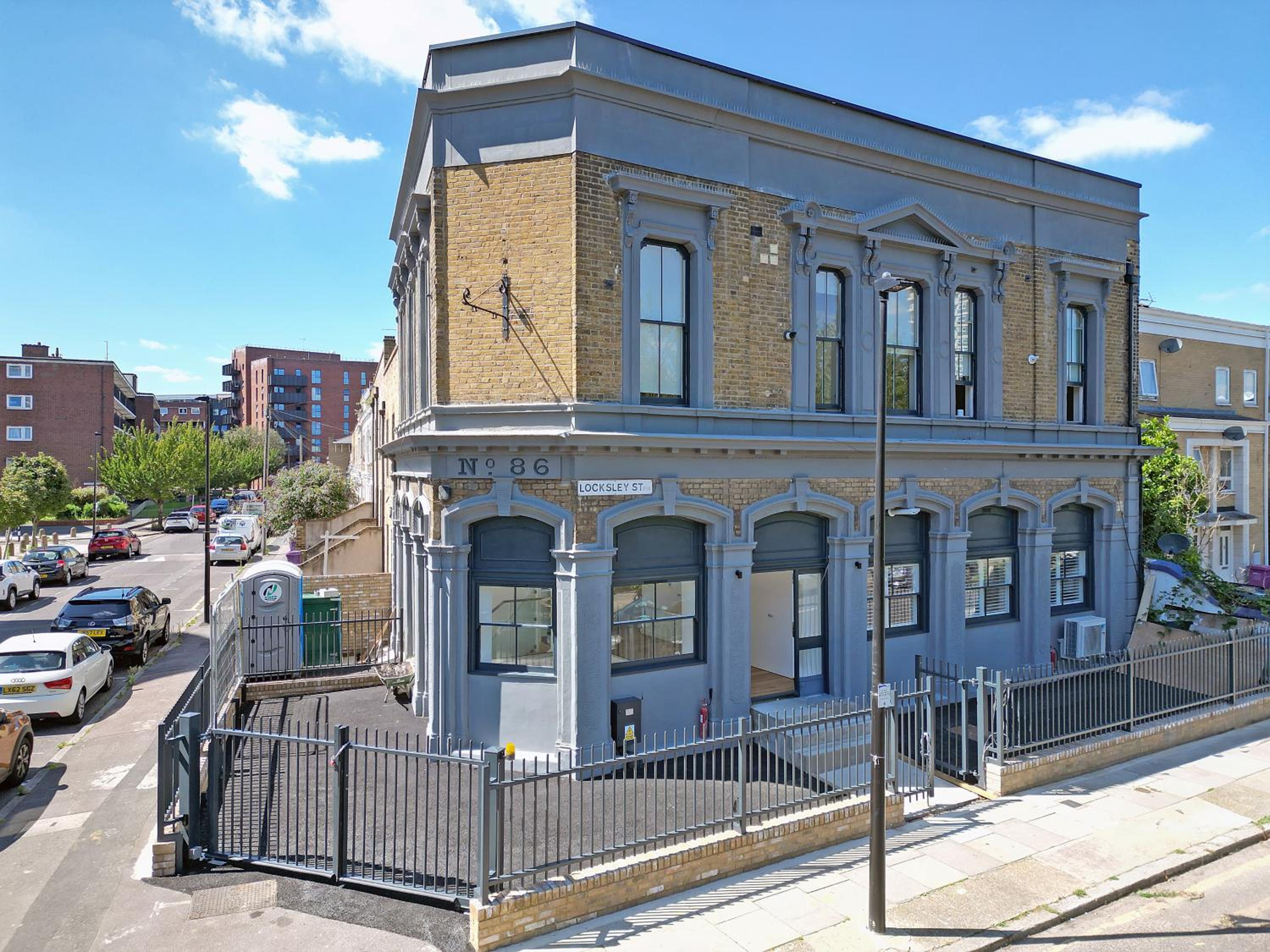 Exquisite 3BR Duplex Period Conversion, Air-con & Amenities