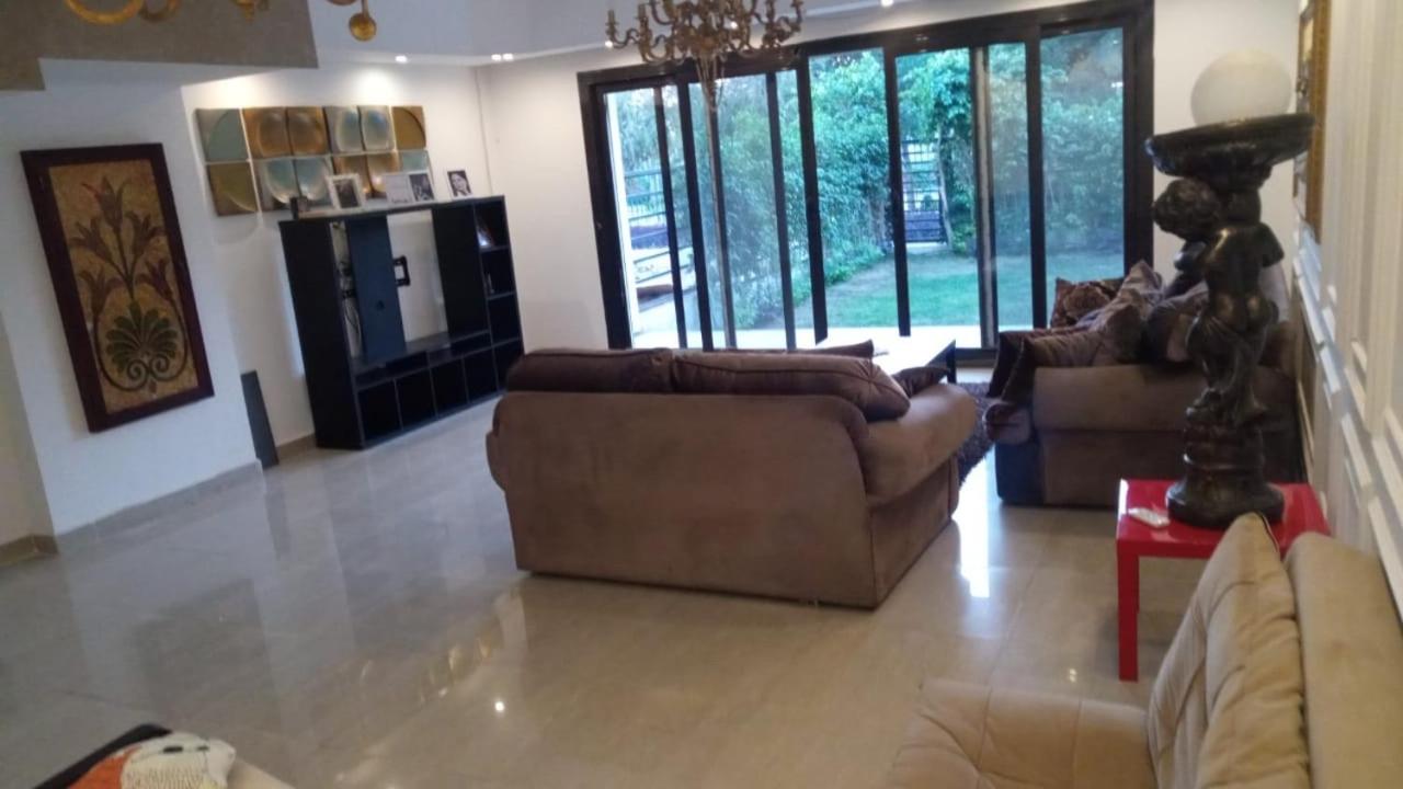 Elegant Villa in Hyde Park