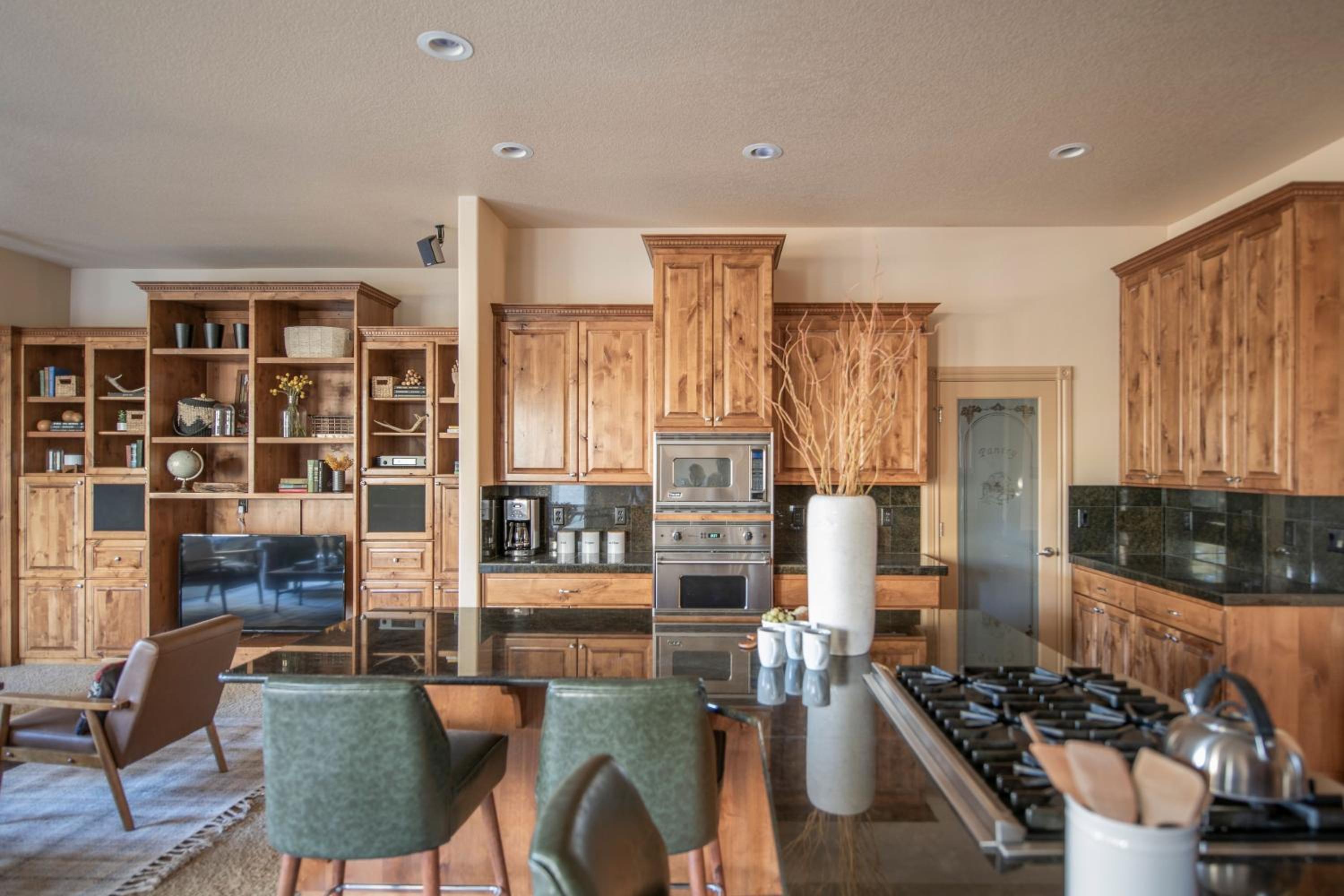Powell by AvantStay Secluded Home only 10 Mins from DT Bend w Hot Tub