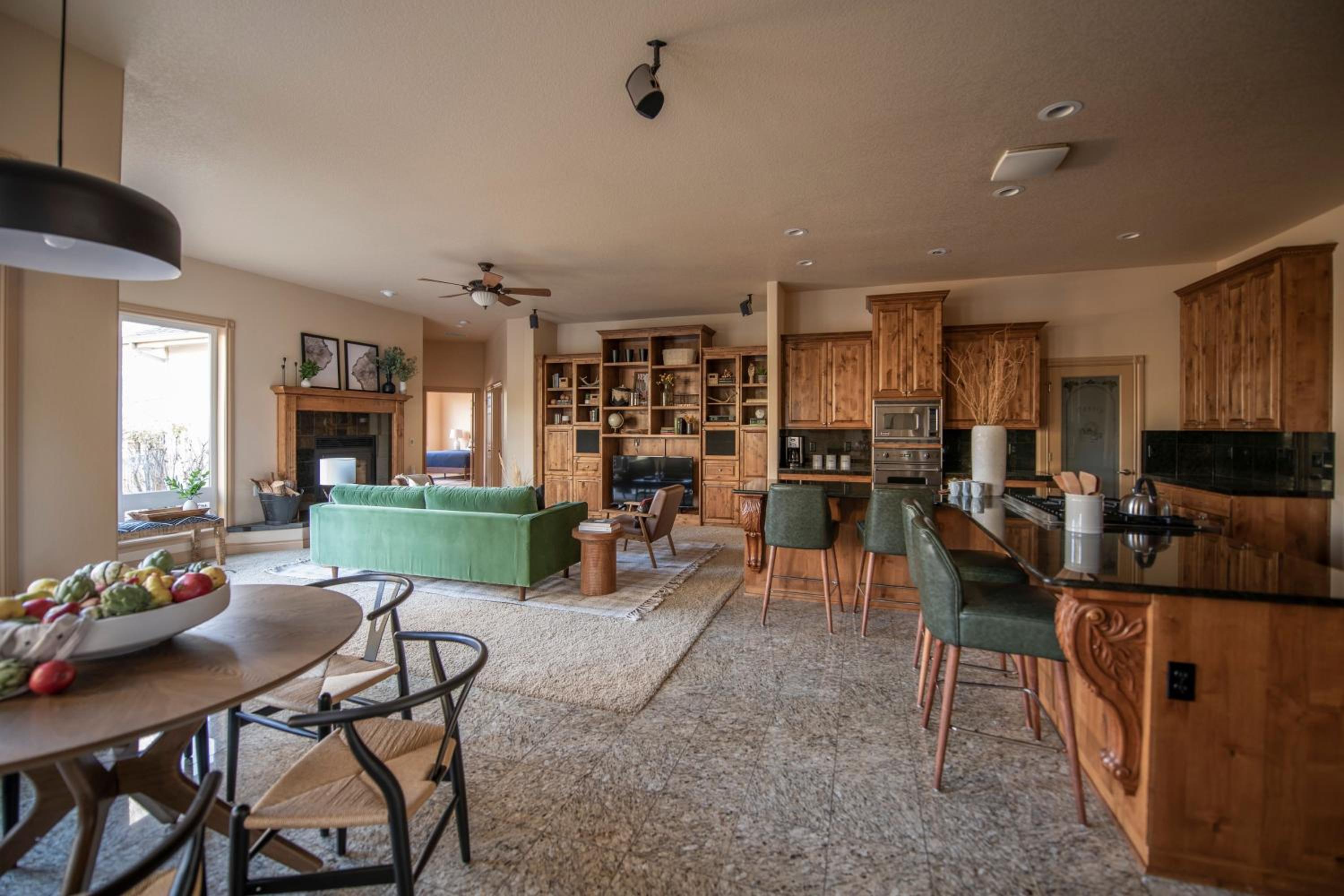 Powell by AvantStay Secluded Home only 10 Mins from DT Bend w Hot Tub